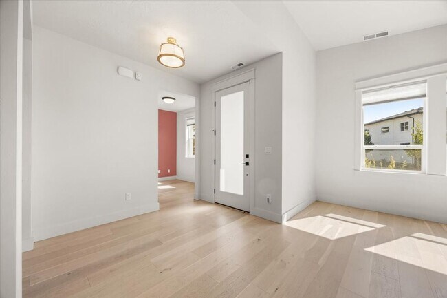 Building Photo - Amazing Neighborhood 2 Bed 2 Bath Plus Office