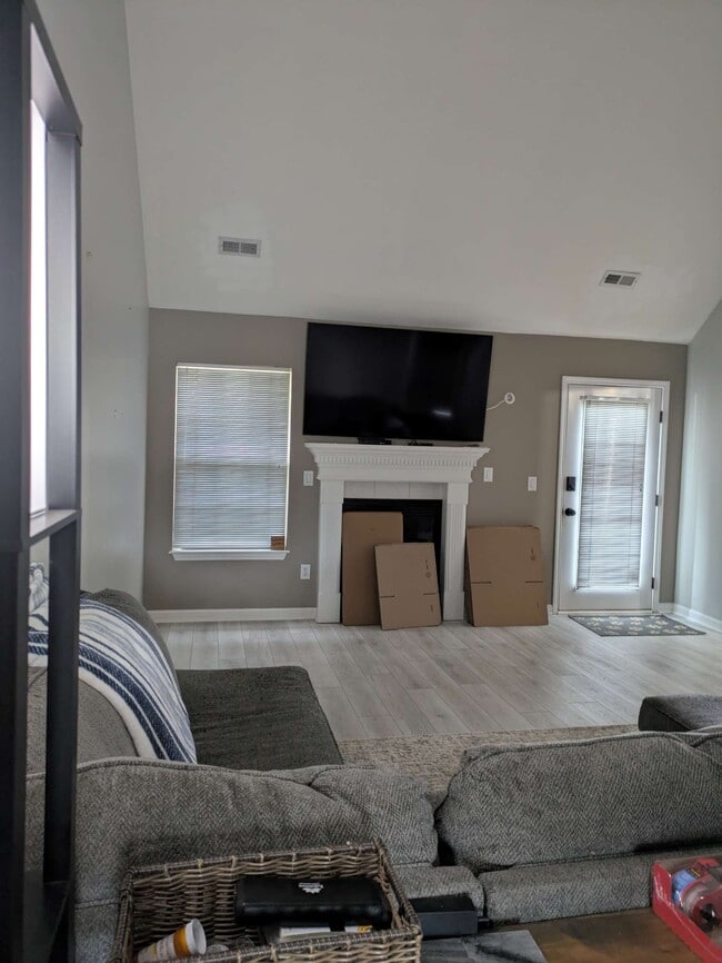 Building Photo - 4139 Lakeside Dr