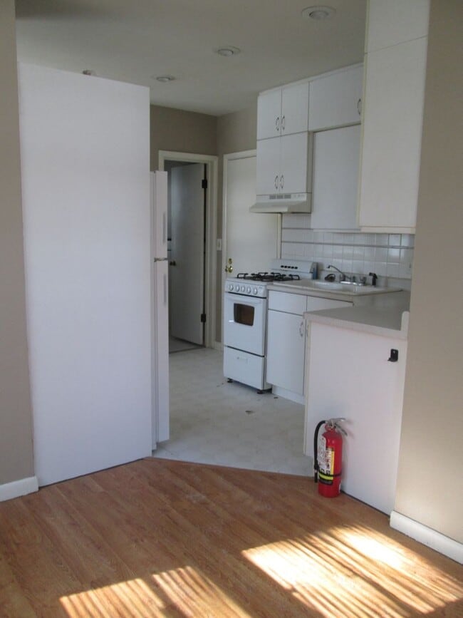 Building Photo - 2BR 2bath home close to downtown Iowa City, available August 1, 2023!