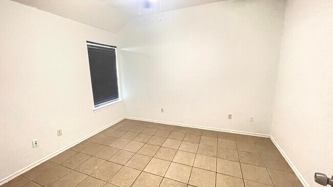 Building Photo - 12914 Pinehall Ln