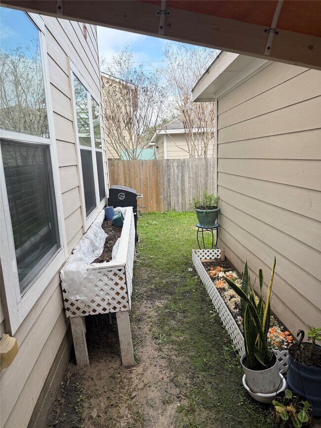 Building Photo - 11930 Jelicoe Dr