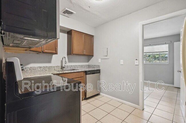 Building Photo - 907 Center Ave