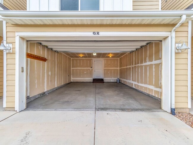 Building Photo - Beautiful 3-bedroom, 2-bath townhome