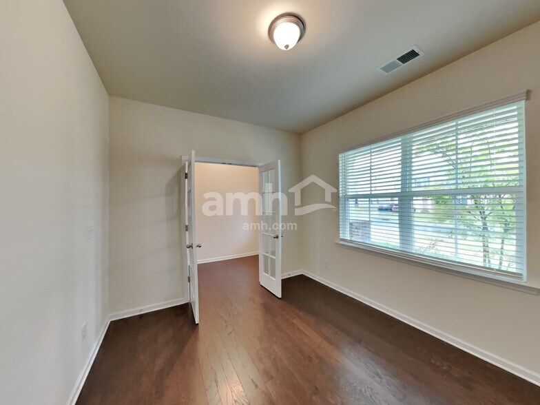 Building Photo - 128 Eden Ave