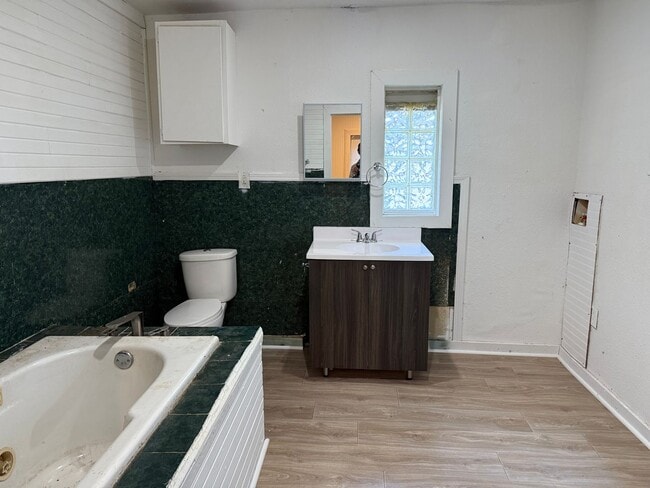 Building Photo - Quaint 1 BR/1 BA near downtown!