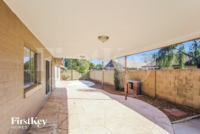 Building Photo - 2733 E Larkspur Dr