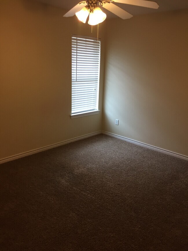 Building Photo - College Station. - 3 bedroom/3 bath Duplex, fenced in back yard, ready for an August 2026 move in.