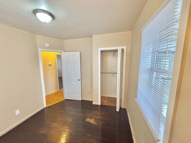 Building Photo - Spacious 3bd House | Driveway | Enclosed Porch