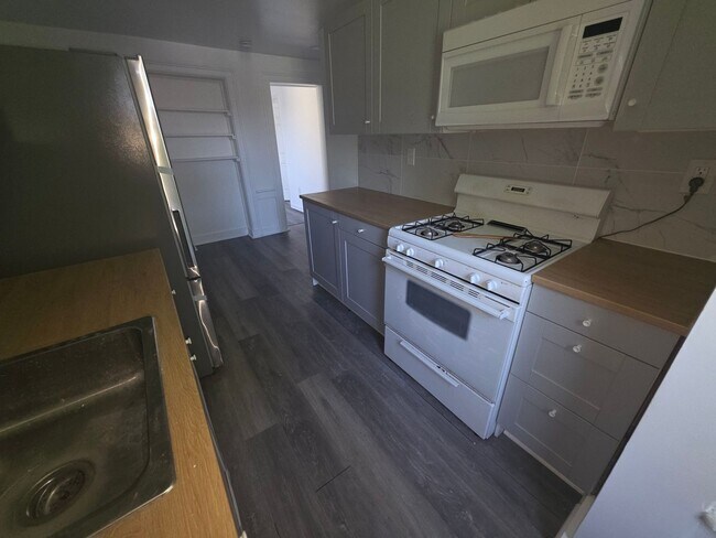 Building Photo - 2 bedroom apartment building - Poughkeepsie