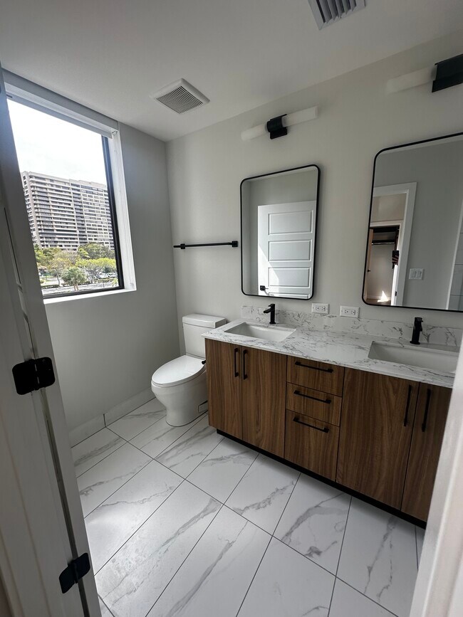 Building Photo - 11030 N Bayshore Dr