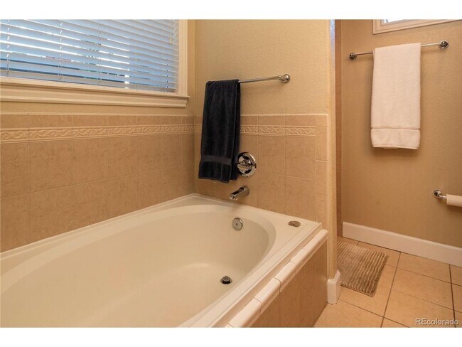 Building Photo - Beautiful 2 bedroom Condo in Uptown Area