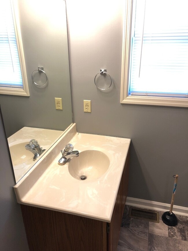 Building Photo - Nice Sherwood Hills Condo