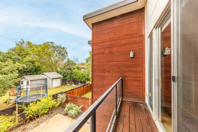 Building Photo - Gorgeous Fully Furnished Home in Brentwood...