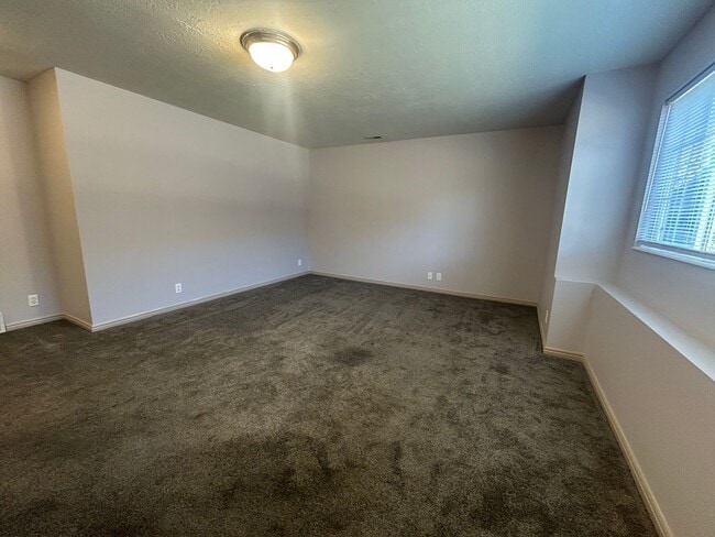 Building Photo - 2 Bedroom/1.5 Bathroom Condo in Washington Terrace