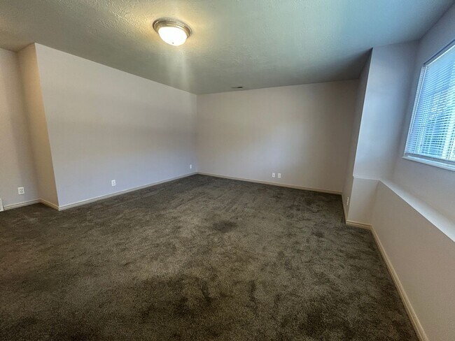 Building Photo - 370 W 4900 S