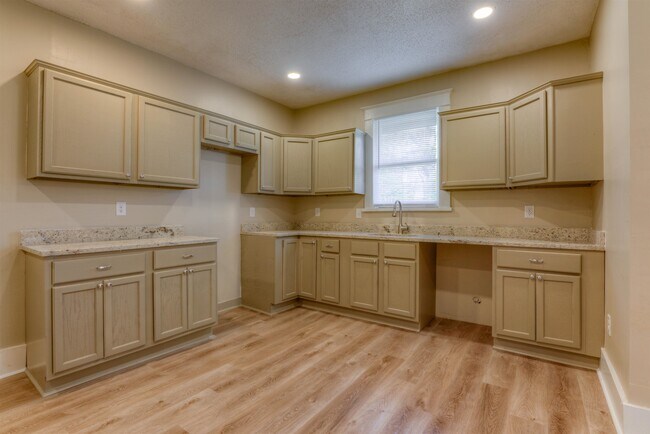 Building Photo - 869 Garland St