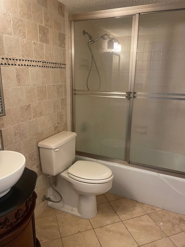 Building Photo - West Knoxville 37923 - 2 bedroom, 2 bath condo - Contact Lisa Vineyard and Shannon Russell (865) ...