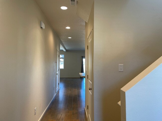 Building Photo - BEAUTIFUL 3 Bedroom 2.5 Bath Home! High Ce...