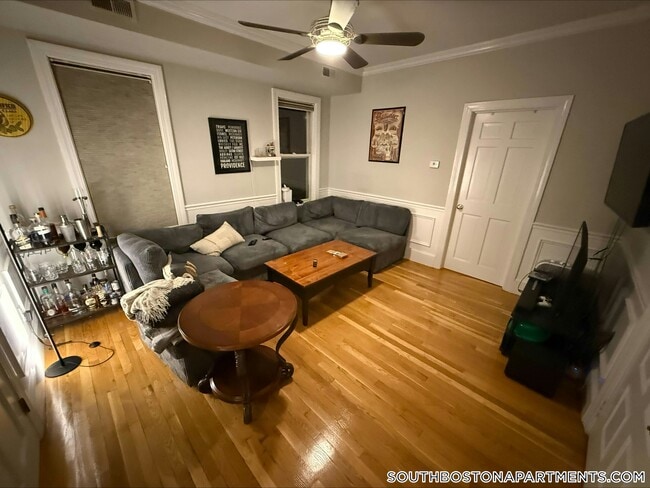 Building Photo - 868 E 2nd St