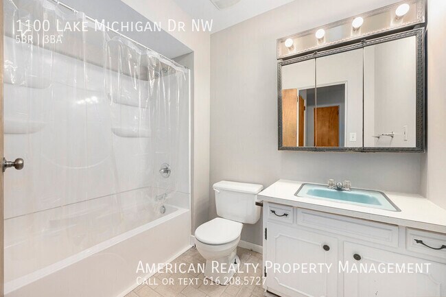 Building Photo - 1100 Lake Michigan Dr NW