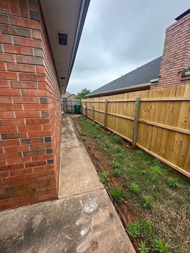 Building Photo - 4 Bed, 2.5 Bath Brick home with 2 car garage