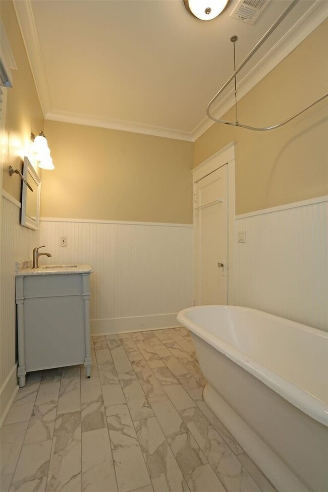 Building Photo - 614 W Alabama St