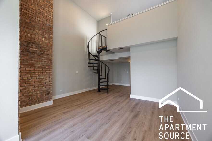 Building Photo - 1223 N La Salle Dr