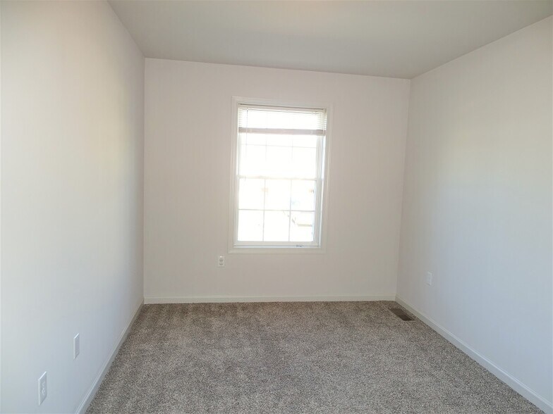 Building Photo - 228 Lakeside Xing