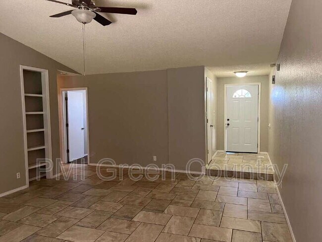 Building Photo - 900 W Norman St