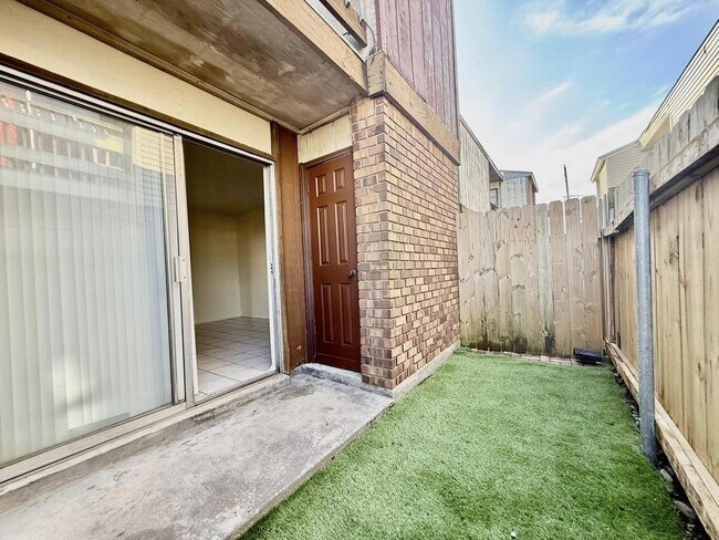 Building Photo - 1624D Newport Place