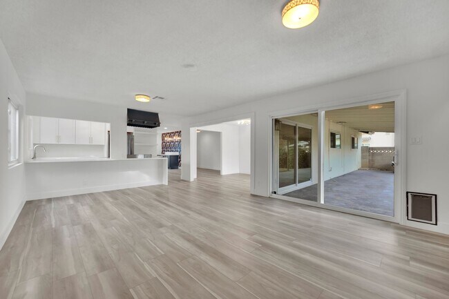 Building Photo - Mid-Century Modern Gem in Historic McNeil ...