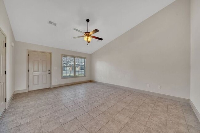 Building Photo - Hillrise Apartment 1 BR/1.5 Bath One Level with Attached Garage