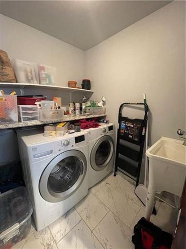 Building Photo - 2932 St Ann St.