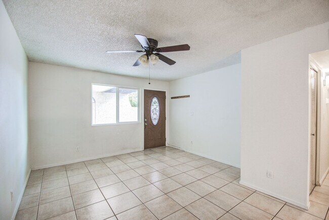Building Photo - Charming 3 bedroom Townhome near MCC & Med...