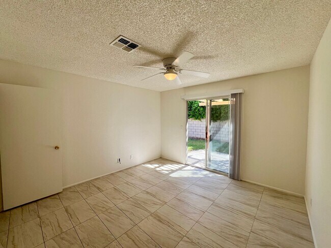 Building Photo - AVAILBLE NOW !!  3-bedroom 2 bath Duplex i...