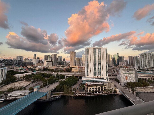 Building Photo - 10 SW South River Dr