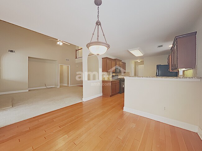 Building Photo - 2116 Benchmark Dr SW