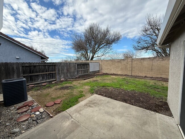 Building Photo - Newly updated single story 3 bedroom!