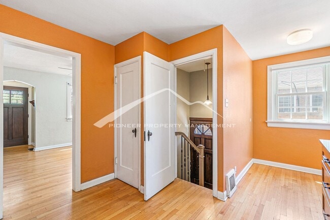 Building Photo - Beautiful Home With Central A/C and Enclosed Backyard