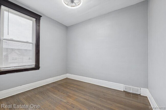 Building Photo - 304 Hendrie St