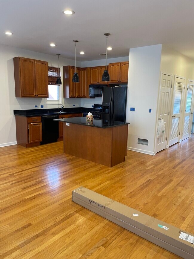 Building Photo - 4165 S Ellis Ave