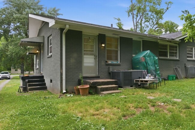 Building Photo - Two Bedroom/One Bathroom Duplex Unit