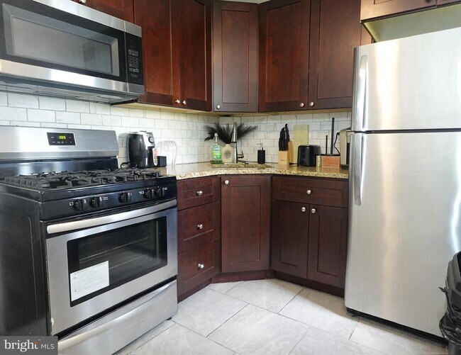 Building Photo - 6139 Larchwood Ave