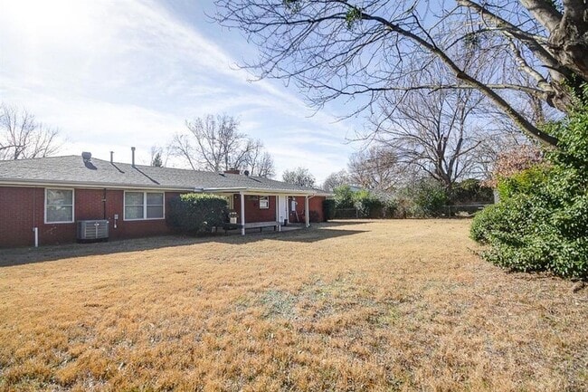 Building Photo - 805 Willow Ln