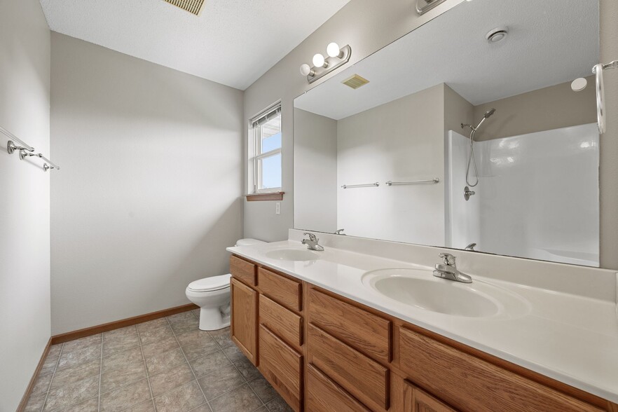 Building Photo - 533 E Goldfinch Dr