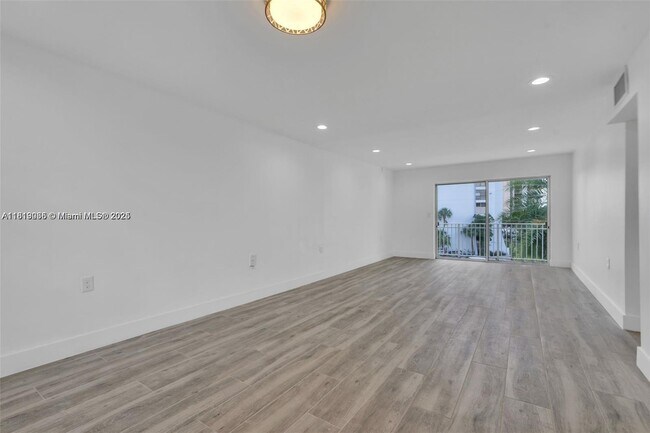 Building Photo - 1631 NE 114th St
