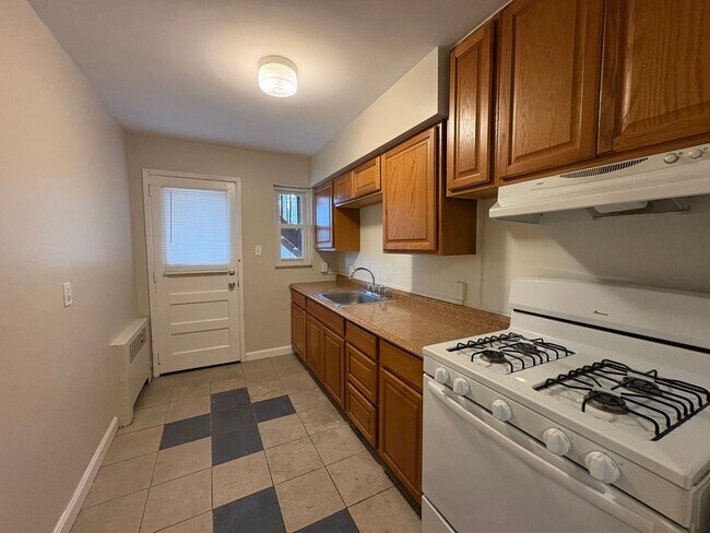Building Photo - Spacious 1 Bedroom in Bellevue with Balcony and Garage space!
