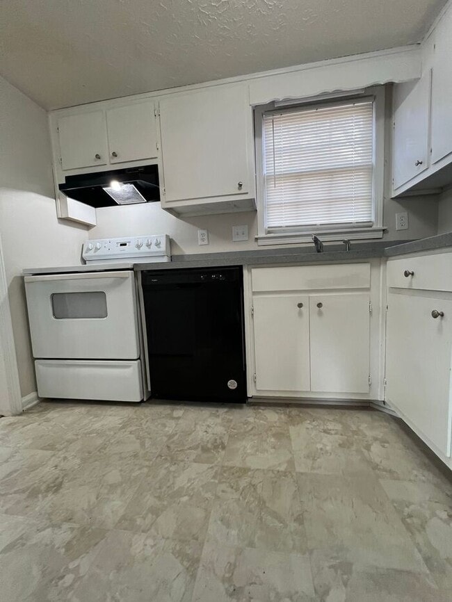 Building Photo - Available now!!! 2 Story townhome across from Briscoe Park!!