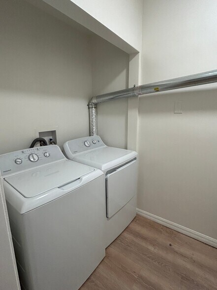 Building Photo - 642 1/2 N Genesee Ave