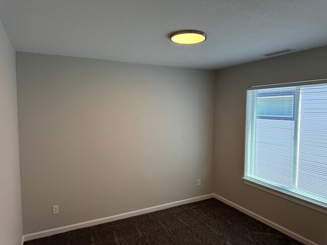 Building Photo - New 4 Bed / 2.5 Bath Duplex!